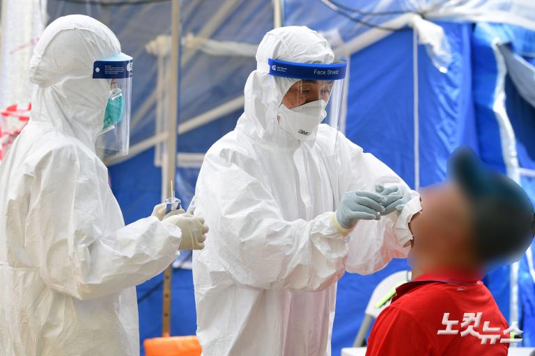 더위와 사투 벌이는 의료진