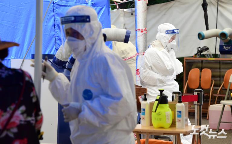 더위와 사투 벌이는 의료진