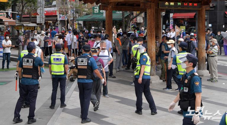 광화문 차단에 보수단체 장소 바꿔 '우르르'