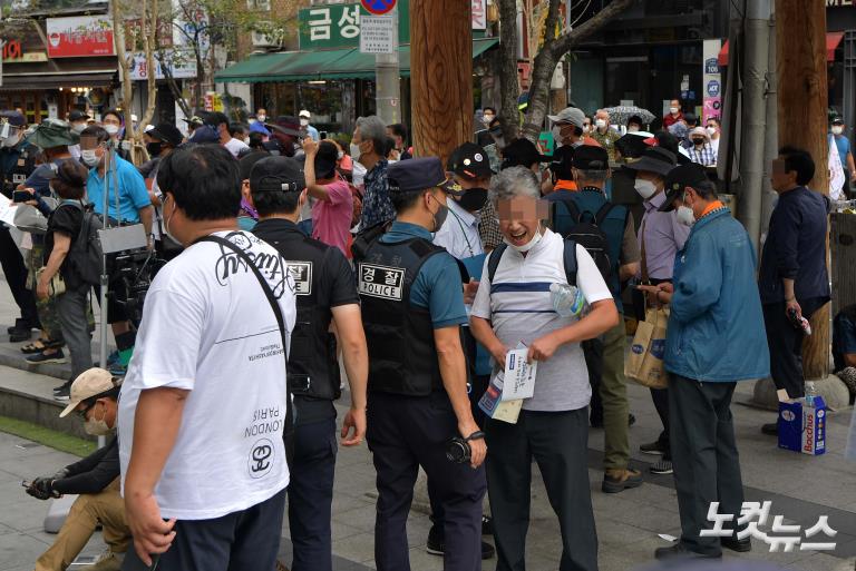 광화문 차단에 보수단체 장소 바꿔 '우르르'