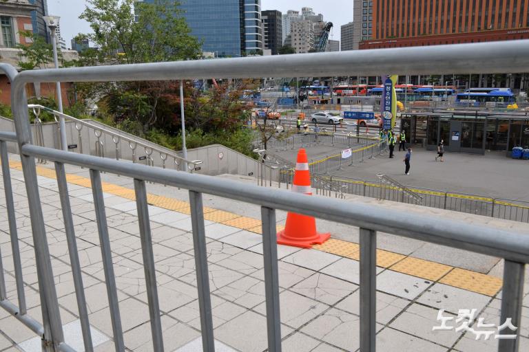 광화문 차단에 보수단체 장소 바꿔 '우르르'