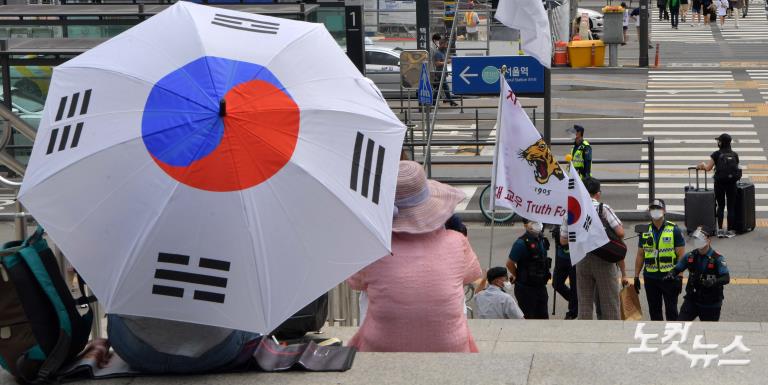 광화문 차단에 보수단체 장소 바꿔 '우르르'