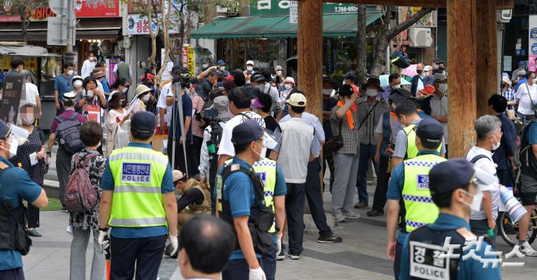 광화문 차단에 보수단체 장소 바꿔 '우르르'
