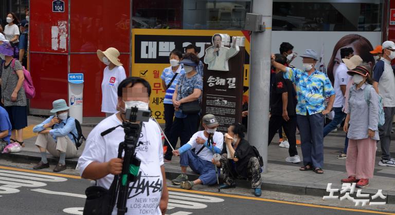 광화문 차단에 보수단체 장소 바꿔 '우르르'