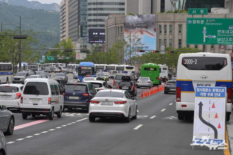 광화문 차단에 보수단체 장소 바꿔 '우르르'