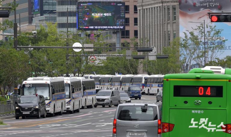 광화문 차단에 보수단체 장소 바꿔 '우르르'