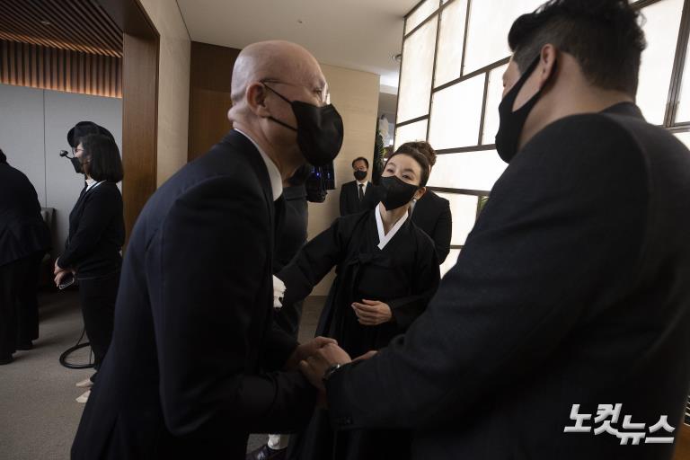 조문객 맞이하는 박상아