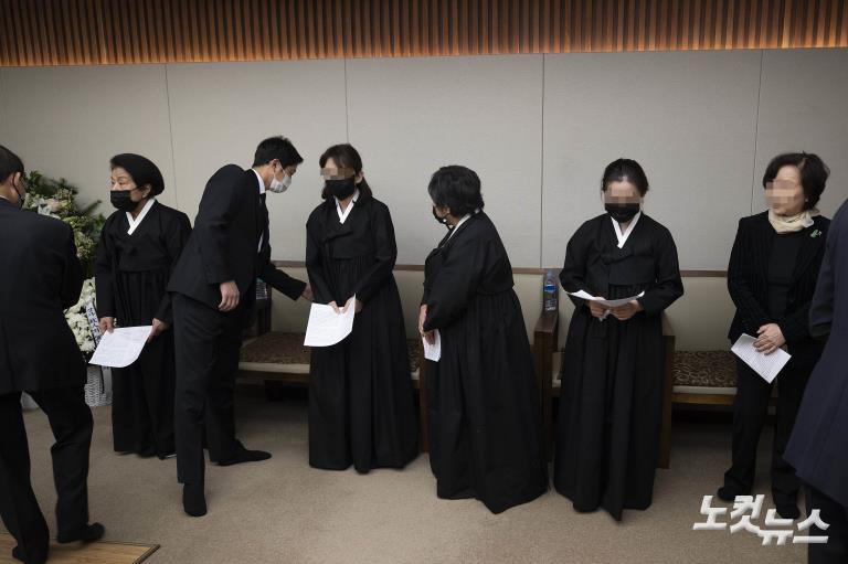 조문객 맞이하는 박상아