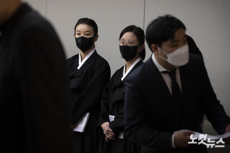 조문객 맞이하는 박상아