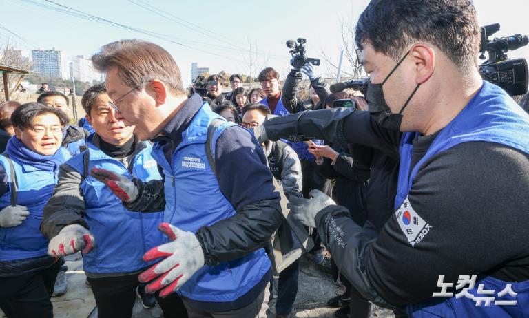 이재명 대표, 연탄 나눔 봉사활동