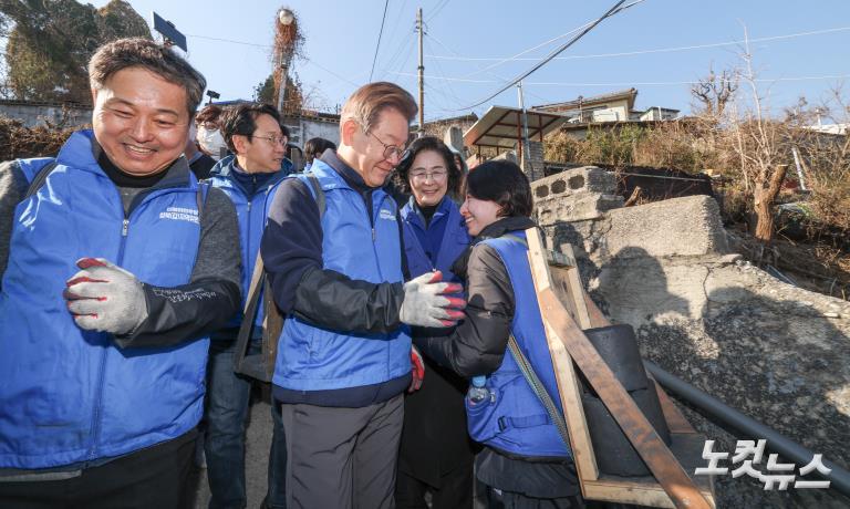 이재명 대표, 연탄 나눔 봉사활동