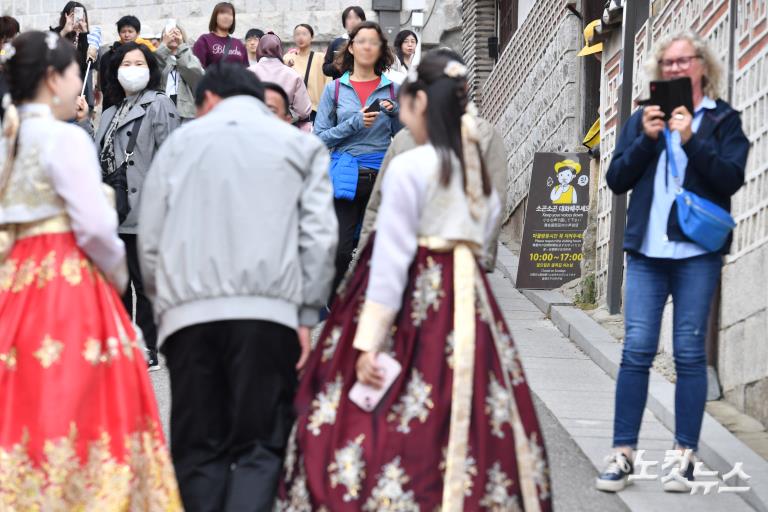 '관광객 몸살' 북촌한옥마을, 통행 시간 제한