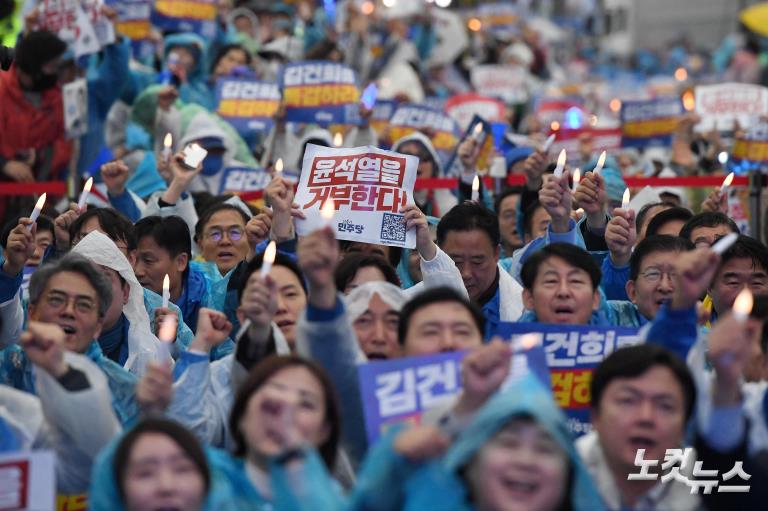 빗속에 울려퍼진 정권 퇴진 목소리