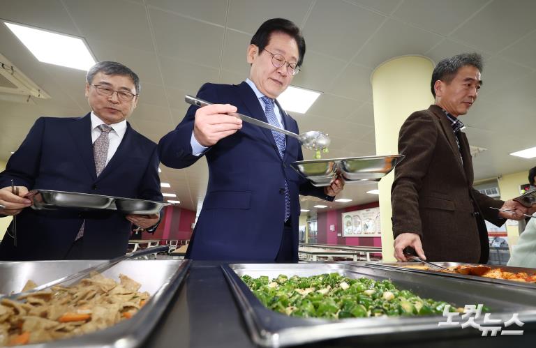 민주당 이재명 대표, 고교 무상교육을 위한 현장 간담회