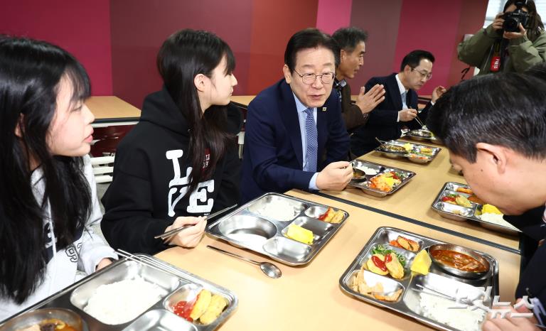 민주당 이재명 대표, 고교 무상교육을 위한 현장 간담회