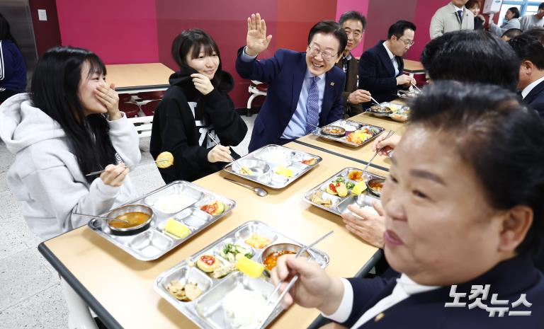 민주당 이재명 대표, 고교 무상교육을 위한 현장 간담회