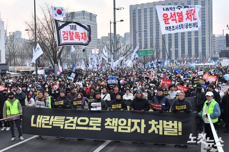 탄핵 가결 후 첫 주말, 광화문 집회 열기