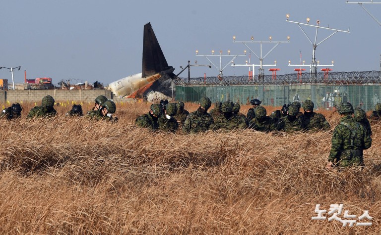 무안공항 사고현장 수습 및 주변 수색