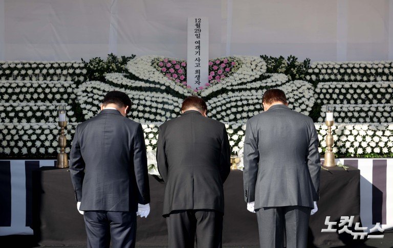 국회 제주항공 합동분향소 찾은 우원식 국회의장-양당 대표