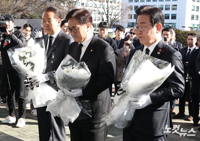 국회 제주항공 합동분향소 찾은 우원식 국회의장-양당 대표