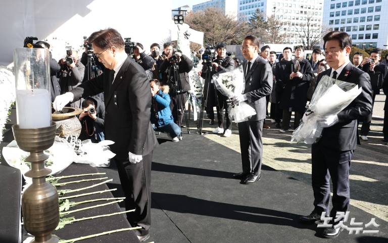 국회 제주항공 합동분향소 찾은 우원식 국회의장-양당 대표