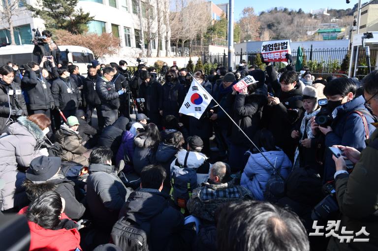 대통령 관저 앞 막아선 윤 대통령 지지자들