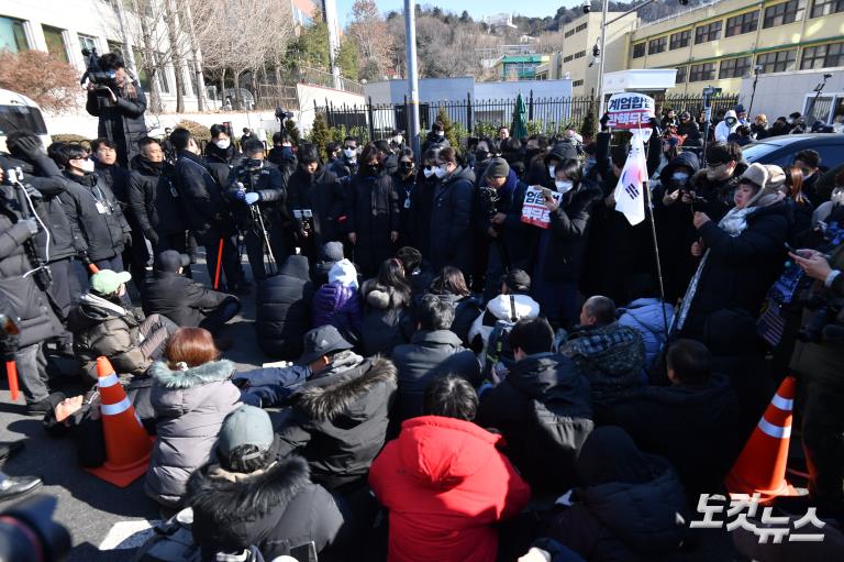 대통령 관저 앞 막아선 윤 대통령 지지자들