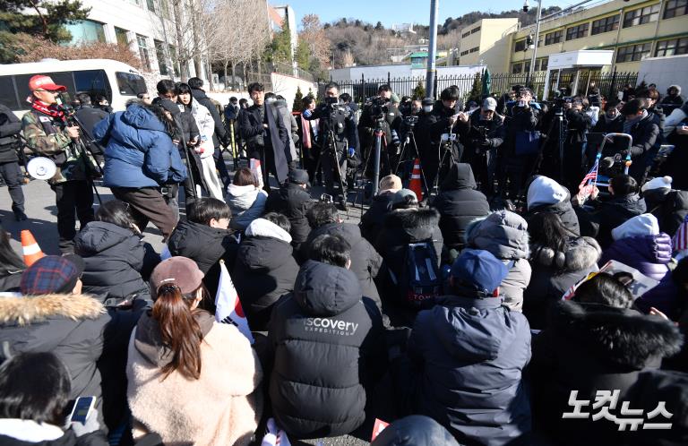 대통령 관저 앞 막아선 윤 대통령 지지자들