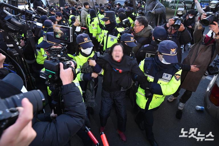 '尹 체포 거부' 관저 앞 누운 지지자들...아수라장