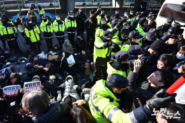 '尹 체포 거부' 관저 앞 누운 지지자들...아수라장