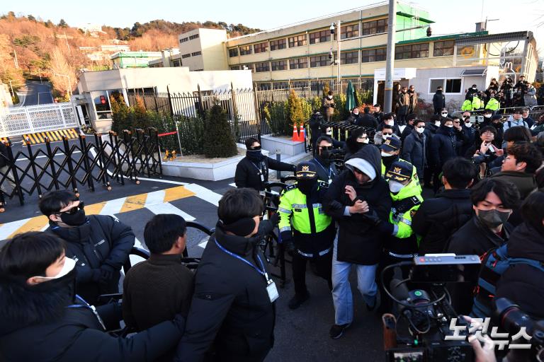 '尹 체포 거부' 관저 앞 누운 지지자들...아수라장