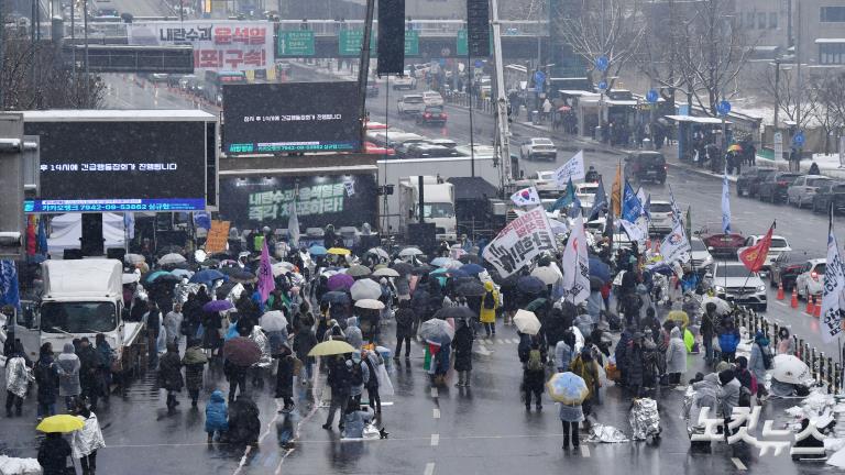 폭설 속 두쪽 난 尹관저 앞