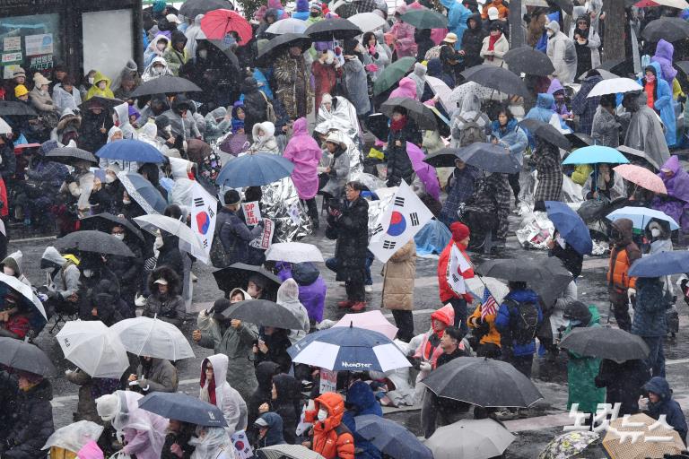 폭설 속 두쪽 난 尹관저 앞