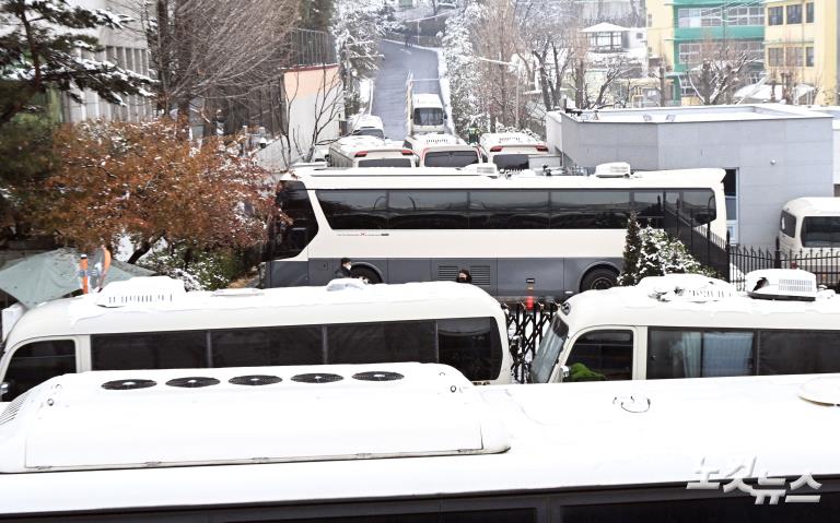 영장 재집행 대비...尹관저 꽉 막은 버스와 철조망