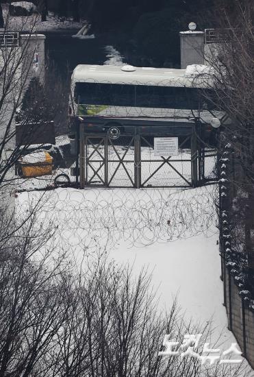 영장 재집행 대비...尹관저 꽉 막은 버스와 철조망