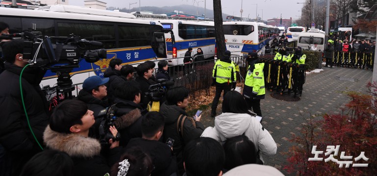 한남동 관저 앞에 모인 국민의힘