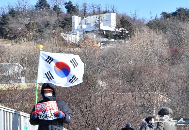 요새화 된 관저...체포영장 재집행 앞두고 ‘전운’