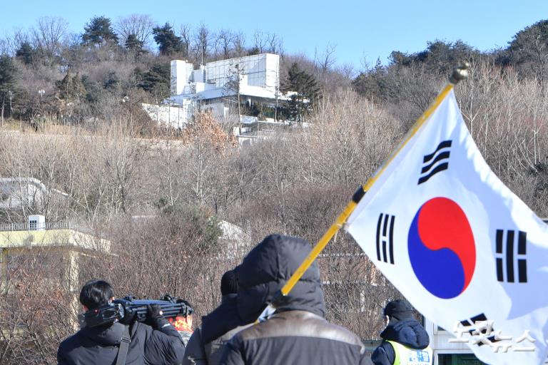 요새화 된 관저...체포영장 재집행 앞두고 ‘전운’