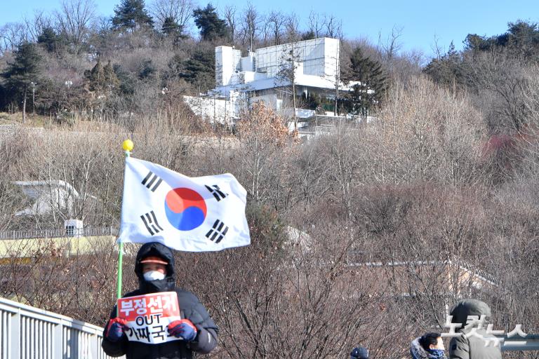 요새화 된 관저...체포영장 재집행 앞두고 ‘전운’