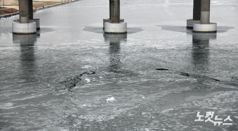 한강에 핀 빙화(氷花)