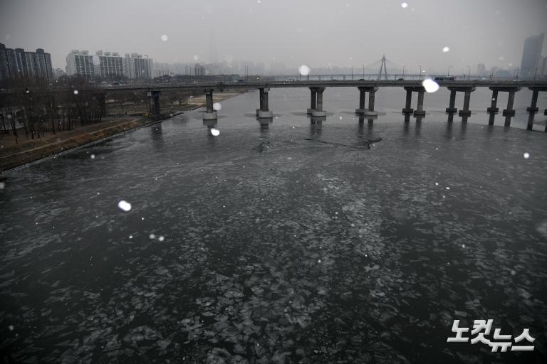 한강에 핀 빙화(氷花)