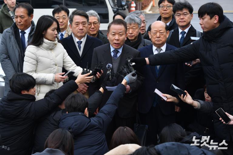 '尹불출석' 헌재 첫 탄핵변론 4분만에 끝