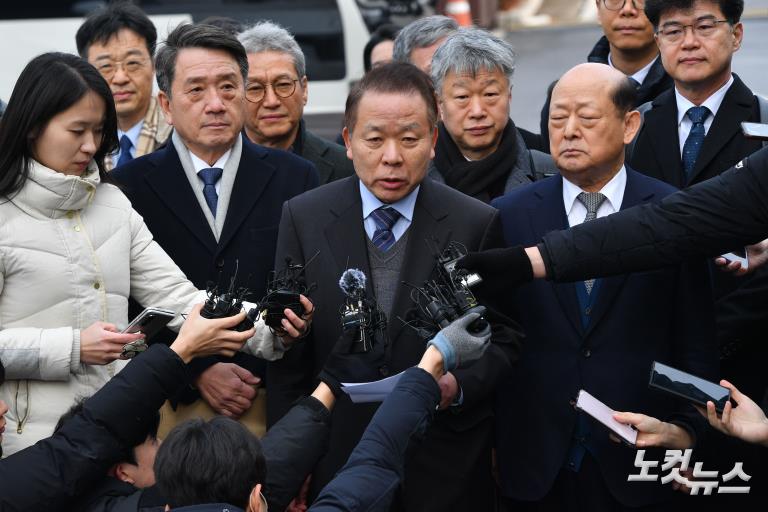 '尹불출석' 헌재 첫 탄핵변론 4분만에 끝