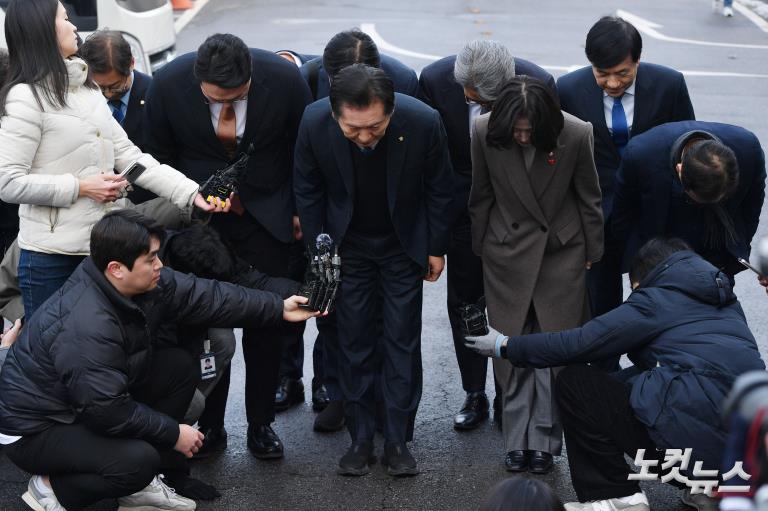 '尹불출석' 헌재 첫 탄핵변론 4분만에 끝