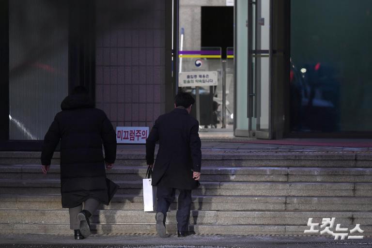 출근하는 오동운 공수처장