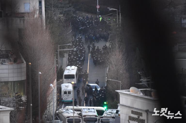 尹관저 저지선 통과하는 공조본