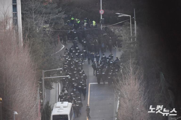 尹관저 저지선 통과하는 공조본