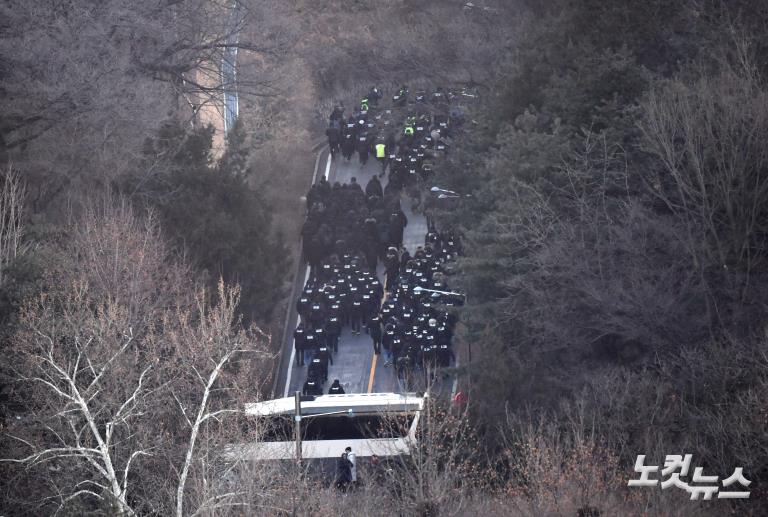 尹관저 저지선 통과하는 공조본