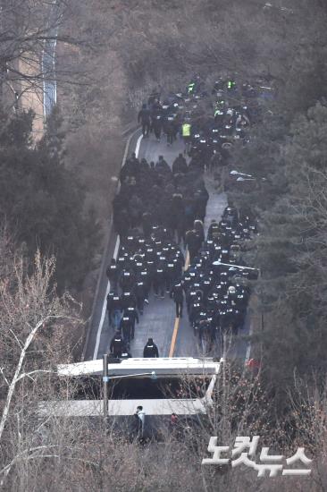 尹관저 저지선 통과하는 공조본