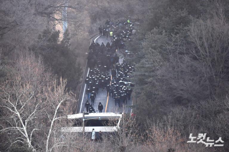 尹관저 저지선 통과하는 공조본